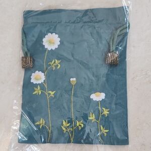 NWT's Japanese Vintage Daisy Pouch With Tissue Holder